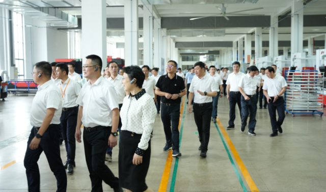 紹興市及嵊州市政府百人團調(diào)研金帝“未來工廠”試點項目，點贊行業(yè)標桿
