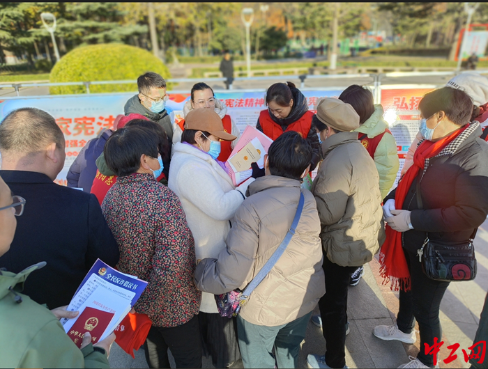 濮陽市總工會憲法日普法 讓法律走到職工身邊，走進群眾心里